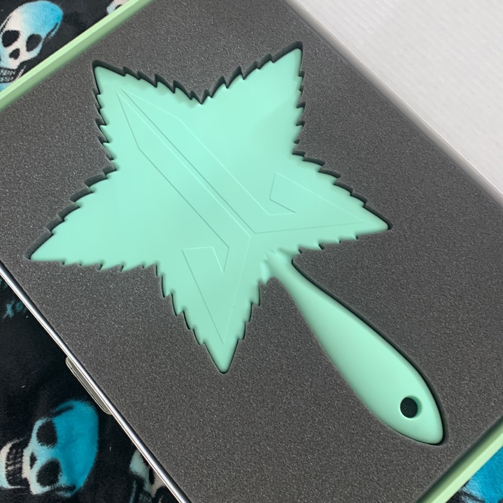 Jeffree star green matte leaf mirror
